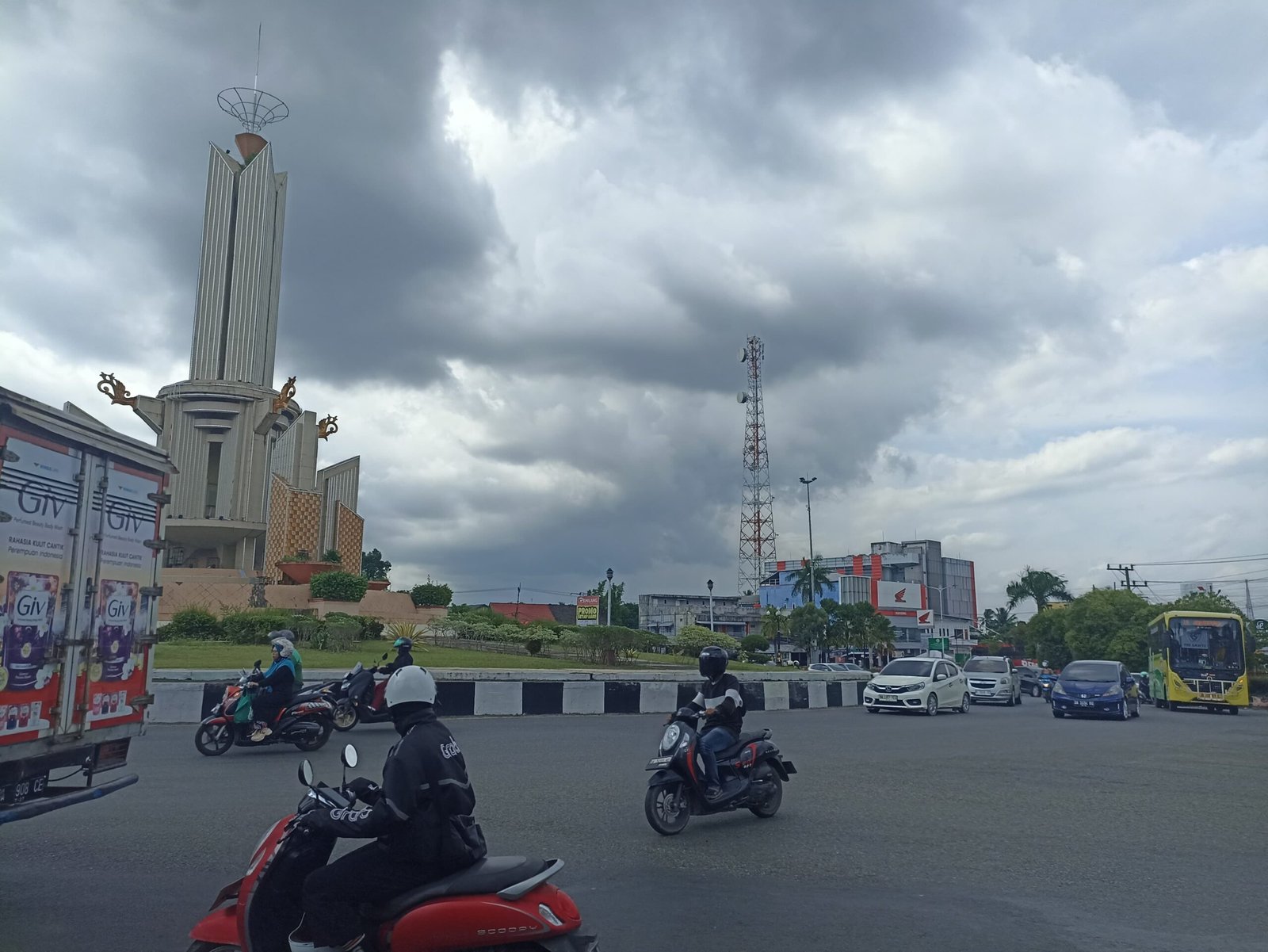 Uji Coba Rekayasa Lalu Lintas Bundaran Simpang Empat Dihentikan 1 Hal 6 3 KLM BJB2 1 scaled