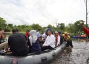Mensos Tinjau Pengungsi Korban Banjir di Sungai Tabuk