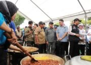 Sekdaprov Kalsel Dampingi Menteri Sosial Tinjau Pengungsian Banjir di Sungai Tabuk Kabupaten Banjar