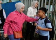 Penyakit Mulai Muncul di Tengah Banjir, Ketua Komisi IV DPRD Banjarmasin Hj Neli Listriani Turun Langsung Bantu Warga