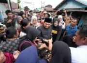 Wagub Kalsel Turun Langsung Salurkan Bantuan, Jalan Kaki 3 Km Susuri Banjir di Sungai Madang