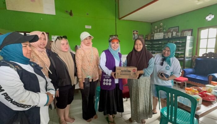 Ketua TP PKK Kalsel Turun Langsung, Salurkan Bantuan dan Harapan untuk Korban Banjir Sungai Tabuk