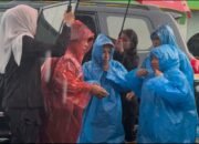 Meski Diguyur Hujan Lebat, Ketua TP PKK Kalsel Turun Langsung Salurkan Bantuan Banjir di Sungai Rangas