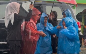 Meski Diguyur Hujan Lebat, Ketua TP PKK Kalsel Turun Langsung Salurkan Bantuan Banjir di Sungai Rangas 8 IMG 20260110 WA0009