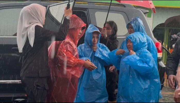 Meski Diguyur Hujan Lebat, Ketua TP PKK Kalsel Turun Langsung Salurkan Bantuan Banjir di Sungai Rangas