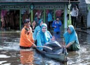 Ketua TP PKK HST Tinjau Desa Terdampak Banjir dan Beri Bantuan