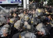 Aksi Saling Dorong Warnai Demontrasi di Depan DPRD Kalsel