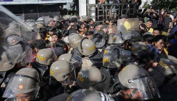 Aksi Saling Dorong Warnai Demontrasi di Depan DPRD Kalsel