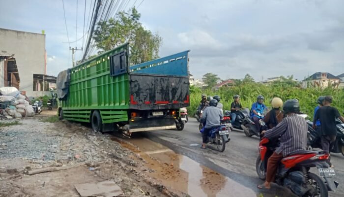 Warga Jalan Perdagangan Resah, Mobil Bermuatan Berat Lalu Lalang Puluhan Kali Sehari