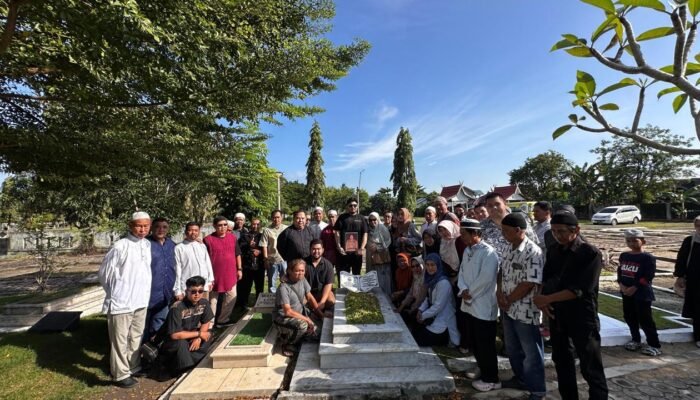 Milad ke-26, Kalimantan Post Ziarah ke Makam Pendiri dan Tokoh Penggerak Media