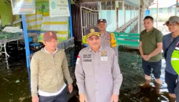 Sebulan Terendam, Ketua DPRD Kalsel Supian HK Sambangi Warga Samurung yang Terkurung Banjir