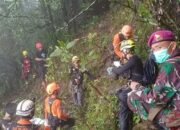 Proses Evakuasi Pesawat ATR 42-500 Dibantu Prajurit Marinir