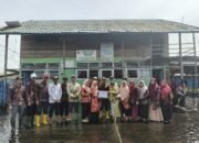 Ringankan Warga Terdampak Banjir, Kemenag HSU Salurkan Bantuan ke Sekolah dan Masyarakat