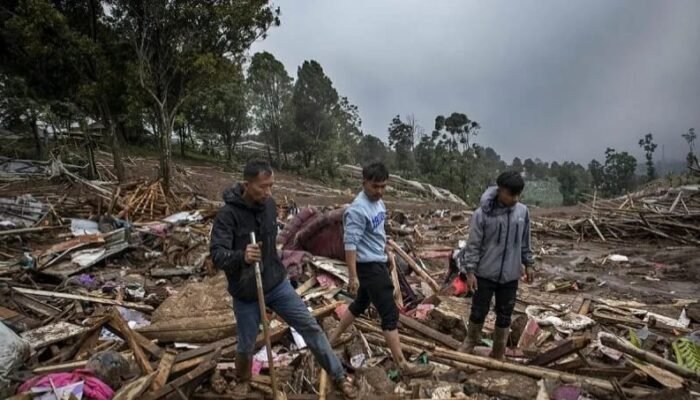 Delapan Orang Meninggal Dunia, 82 Warga Tertimbun Longsor di Cisarua