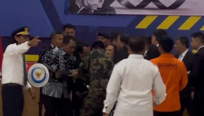 Menteri KKP Pingsan Saat Penghormatan Korban Kecelakaan Pesawat ATR