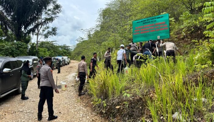 Personel Gabungan dan PT AGM Pasang Papan Peringatan Tambang Ilegal di Galian C Batu Bini