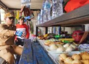 Di sela Aksi Bersih Sungai, Wali Kota Dukung UMKM dengan Borong Wadai