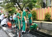 Disdik Gandeng Kecamatan, Pelajar Mulawarman Bersihkan Drainase Cegah Genangan