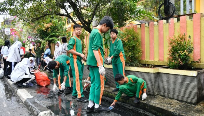 Disdik Gandeng Kecamatan, Pelajar Mulawarman Bersihkan Drainase Cegah Genangan