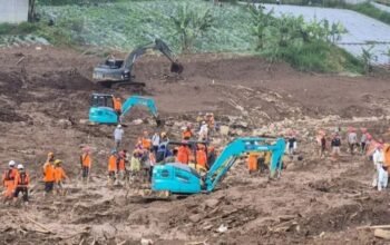 Tim SAR Evakuasi Empat Jenazah Korban Longsor, 16 Masih dalam Pencarian