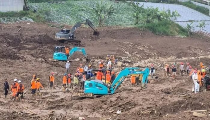 Tim SAR Evakuasi Empat Jenazah Korban Longsor, 16 Masih dalam Pencarian