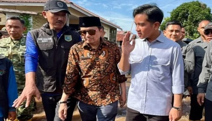 Warga Antusias Sambut Wapres Gibran Saat Tinjau Banjir di Sungai Tabuk