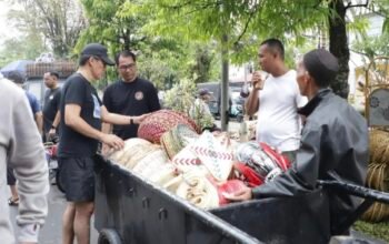Dukung UKM Lokal, Bank Kalsel dan Bupati Hulu Sungai Utara Kunjungi Pasar Kerajinan Amuntai