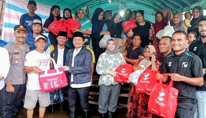 Wagub Kalsel Bersama Pemain Barito Putera Sambangi Warga Terdampak Banjir di Gudang Tengah
