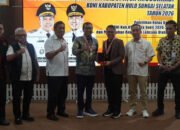 Bupati HSS Terima Anugerah Lencana Olahraga