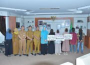 Bupati HSS Serahkan Beasiswa untuk Korban Kekerasan Anak
