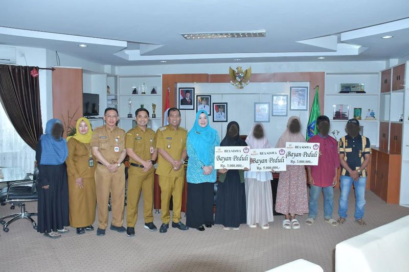 Bupati HSS Serahkan Beasiswa untuk Korban Kekerasan Anak 1 Hal 12 HSS 3 klm 9