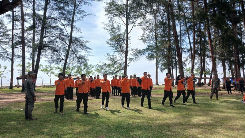 Pelatihan Tahap II TRC Balangan di Pantai Batakan 1 Hal 2 Bal 3 klm 4