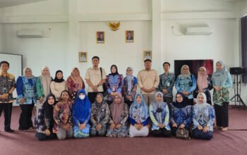 Targetkan Bumil dan Busui, Kadis DP2KBP3A Pantau Perdana Distribusi MBG 3B 6 Hal 2 Tala 1 3 klm 10