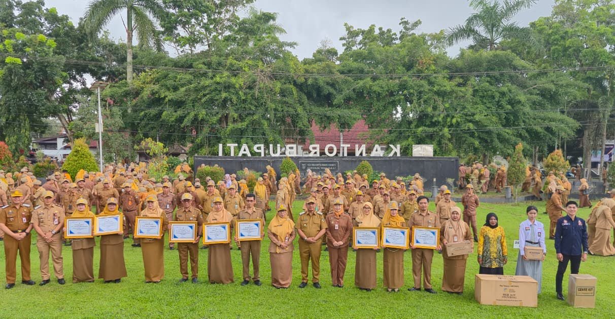 Pemkab Tanah Laut Beri Penghargaan Belasan Instansi 1 Hal 2 Tala 1 3 klm 8