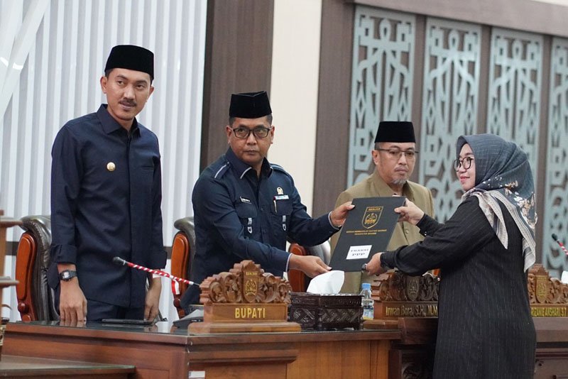 Hal 4 4 KLm Martapura Sampaikan Raperda