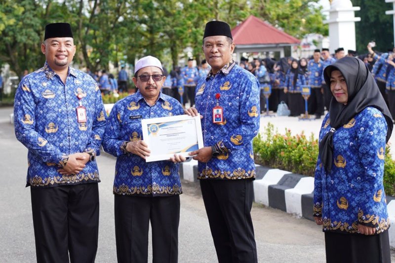 Diskominfostandi Beri Penghargaan SKPD-Kecamatan Teraktif InfoPublik 1 Hal 4 4 KLm Martapura TERAKTIF INFOPUBLIK3