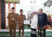 Wali Kota Serahkan Bantuan Kemakmuran Masjid dan Insentif Marbot di Masjid Jami Teluk Dalam