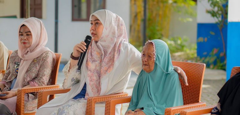 Erna Lisa Halaby Temui Warga Dhuafa di Liang Anggang 1 Hal 6 3 KLM BJB 1 5