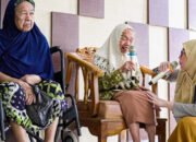 Erna Lisa Halaby Salurkan 100 Paket Sembako untuk Warga Banjarbaru Selatan