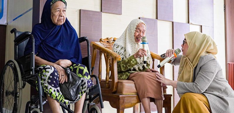 Erna Lisa Halaby Salurkan 100 Paket Sembako untuk Warga Banjarbaru Selatan 1 Hal 6 3 Klm BJB 1 9