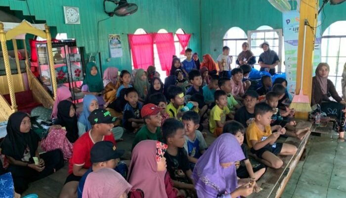 DPPKBP3A bersama Puspaga Ije Jela Batola Gelar Trauma Healing Bagi anak Terdampak Banjir