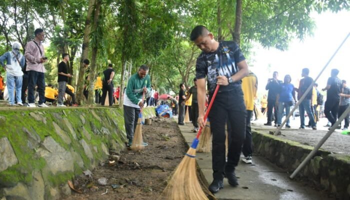 Lanal Banjarmasin bersama TNI, POLRI dan Pemda Kalimantan Selatan laksanakan Bakti Kebersihan