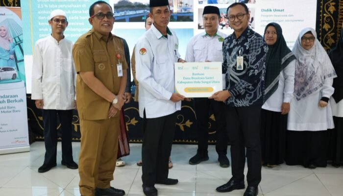 BSI Sosialisasi Program Berhaji dan Berkilau, Sekaligus Serahkan Beasiswa untuk Ponpes, Bupati HSU Apresiasi