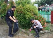 Anggota Polres HST Bersih-bersih Lingkungan Masjid Agung Riadussalihin Barabai