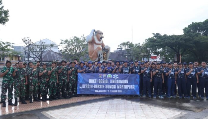 Lanal Banjarmasin bersama TNI-Polri Laksanakan Bakti Sosial Lingkungan Bersih-Bersih Sungai Martapura