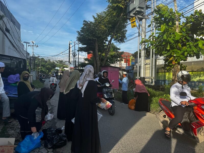 Haul ke-6 Abah Guru Zuhdi, Jalan Sungai Miai Dipenuhi Jamaah dan Aksi Berbagi Relawan 1 IMG 20260214 WA0055 scaled e1771067223228