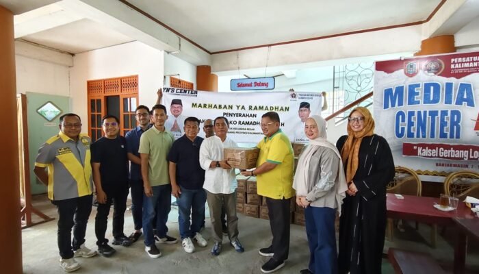 YN’S Center dan Hasnur Group Serahkan Paket Ramadan untuk PWI Kalsel