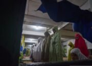 Jamaah Tarekat Naqsabandiyah di Padang Tarawih Pertama Senin Malam