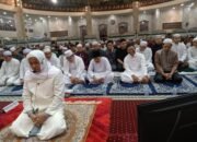Puluhan Ribu Jemaah Padati Terawih Perdana di Sabilal Muhtadin, Wagub Sampaikan Salam Gubernur dari Tanah Suci