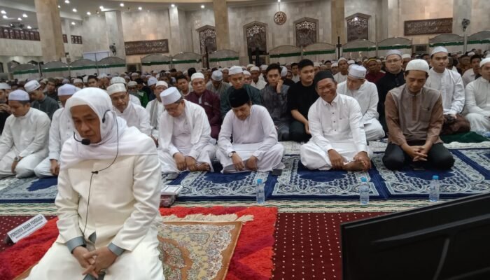 Puluhan Ribu Jemaah Padati Terawih Perdana di Sabilal Muhtadin, Wagub Sampaikan Salam Gubernur dari Tanah Suci